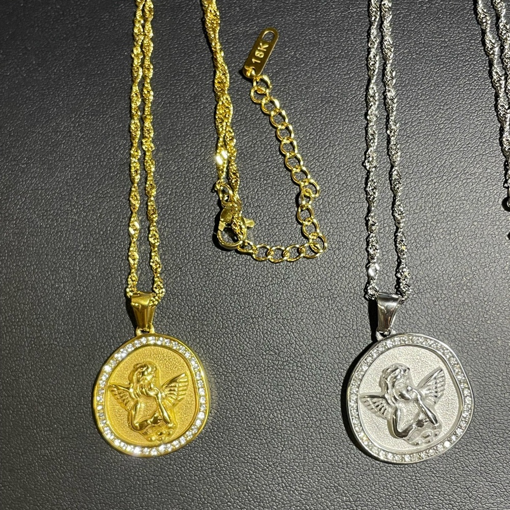 18K Gold-Plated Stainless Steel Angel Pendant Necklace | Minimalis Elegant Round